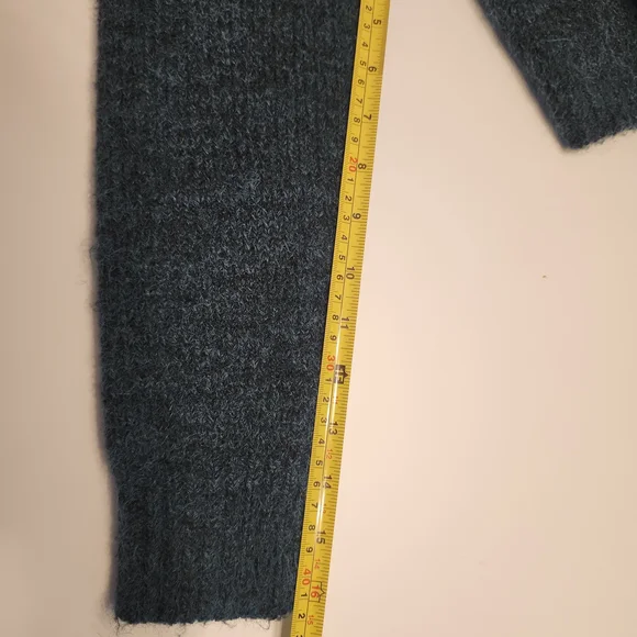 Cozy Cropped Fuzzy Knit Sweater | Size Small | Soft & Trendy - Picture 7 of 9